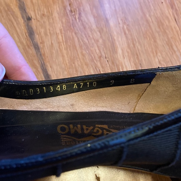 Salvatore Ferragamo Women's Black Pointy toe Flats - Picture 5 of 5